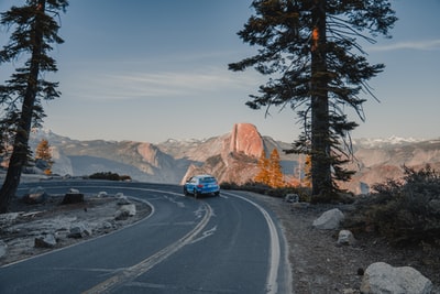 车辆高速行驶的道路在白天
